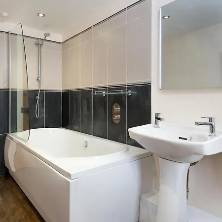 2 Bed In Penrith Oc-sz271 펜션